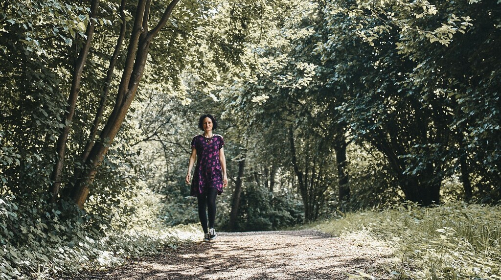 Dr. Kristin Behnke, Heilpraktikerin für Psychotherapie, läuft auf einem Waldweg