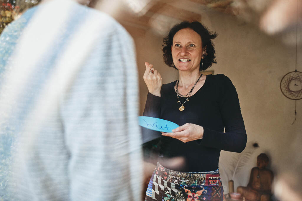 Dr. Kristin Behnke in Aktion bei der Beratung eines Klienten