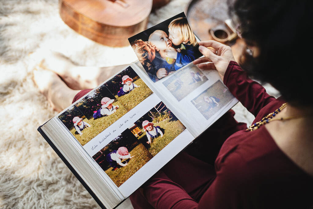 Dr. Kristin Behnke betrachtet Kinderbilder 