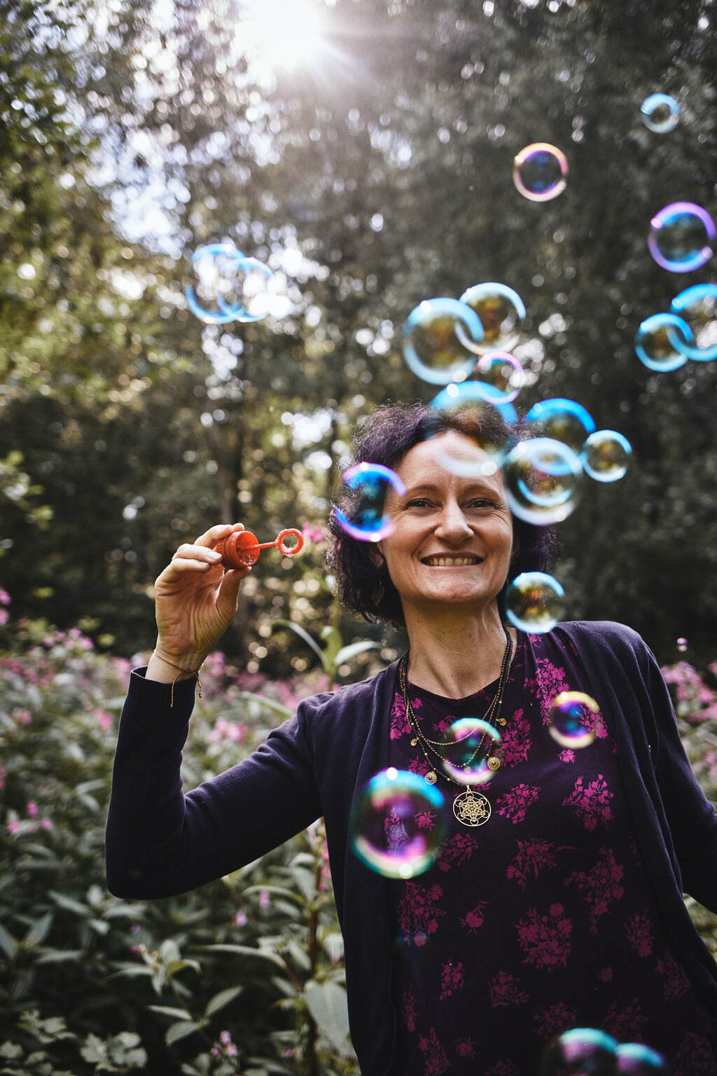 Leichtigkeit und Lebensfreude durch ein Coaching bei Dr. Kristin Behnke, hier zu sehen mit Seifenblasen in der Natur